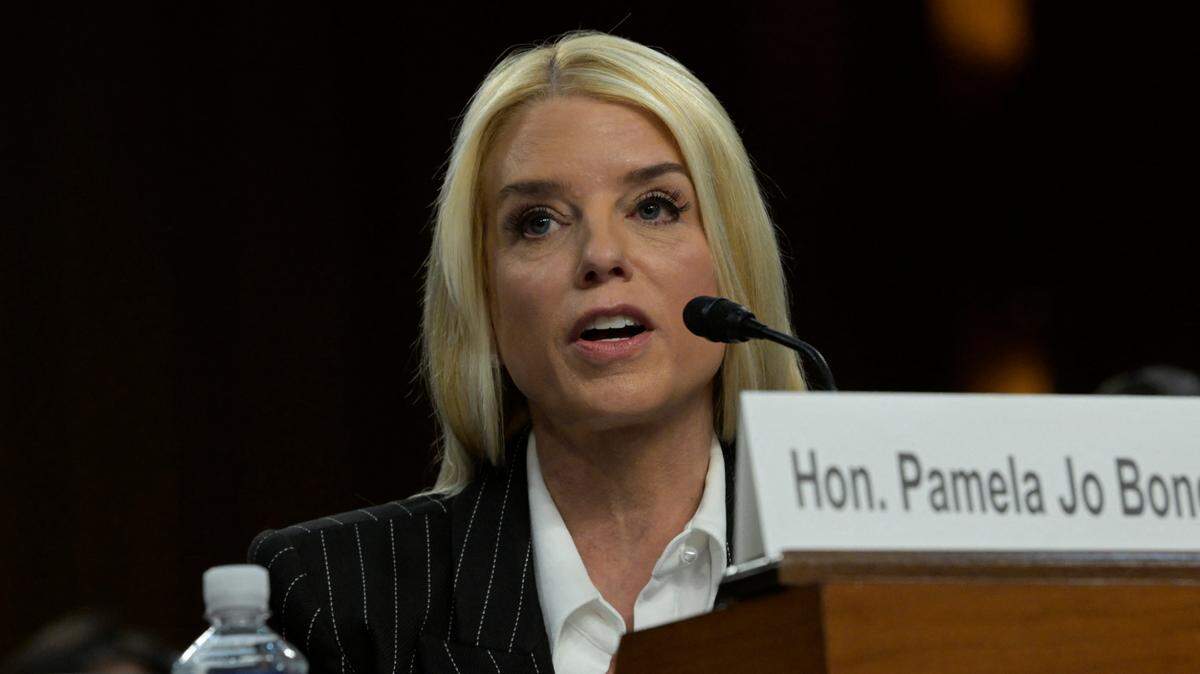 Pamela Jo Bondi responde preguntas del Comité Judicial del Senado durante la audiencia que analiza su nominación como fiscal general de Estados Unidos, el 15 de enero de 2025 en el Capitolio, en Washington, D.C.