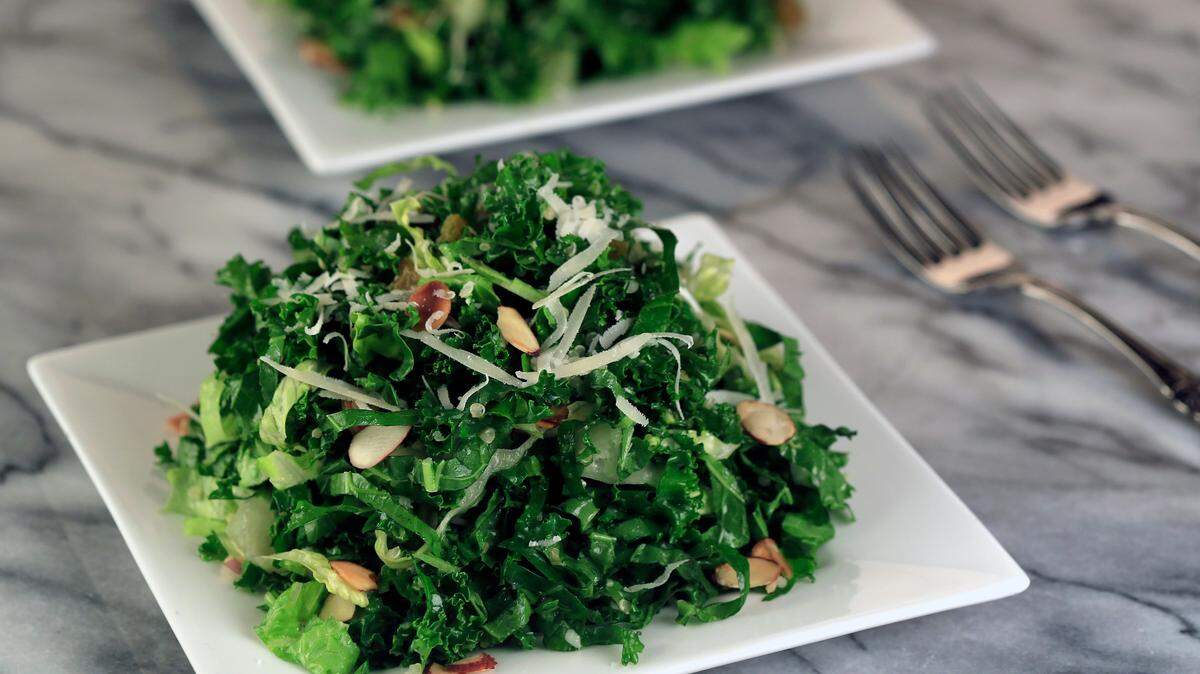 El kale se puede tomar en crudo, en ensaladas, y cocinado como cualquier otra verdura de hoja, sin descartar también en zumo mezclado con frutas como una opción entre comidas.