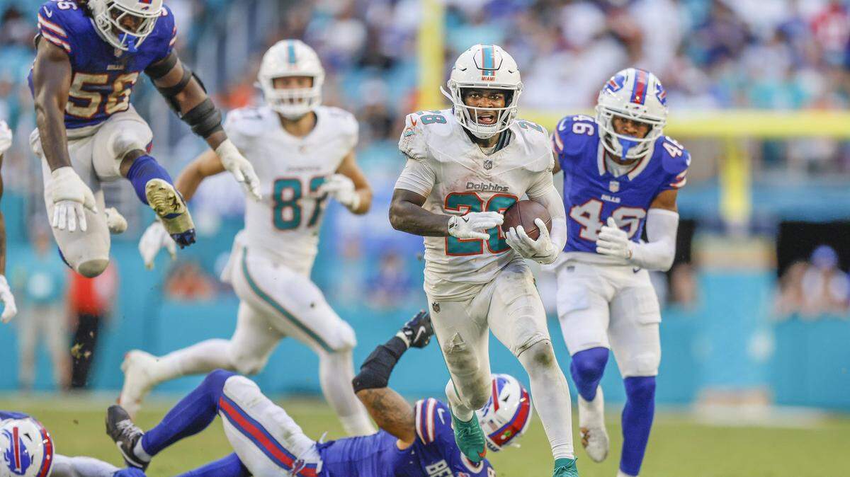 El running back de los Dolphins, De’Von Achane (28), anota un touchdown tras superar a los defensores de Buffalo Bills, en la segunda mitad del partido celebrado el 9 de noviembre de 2025 en el Hard Rock Stadium en Miami Gardens, Florida. 