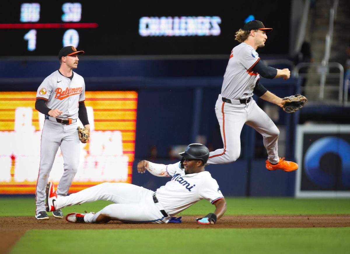 El torpedero de los Orioles de Baltimore Gunnar Henderson salta sobre Jesús Sánchez, de los Marlins, en una jugada del segundo inning del partido celebrado el 24 de julio de 2024 en Miami.