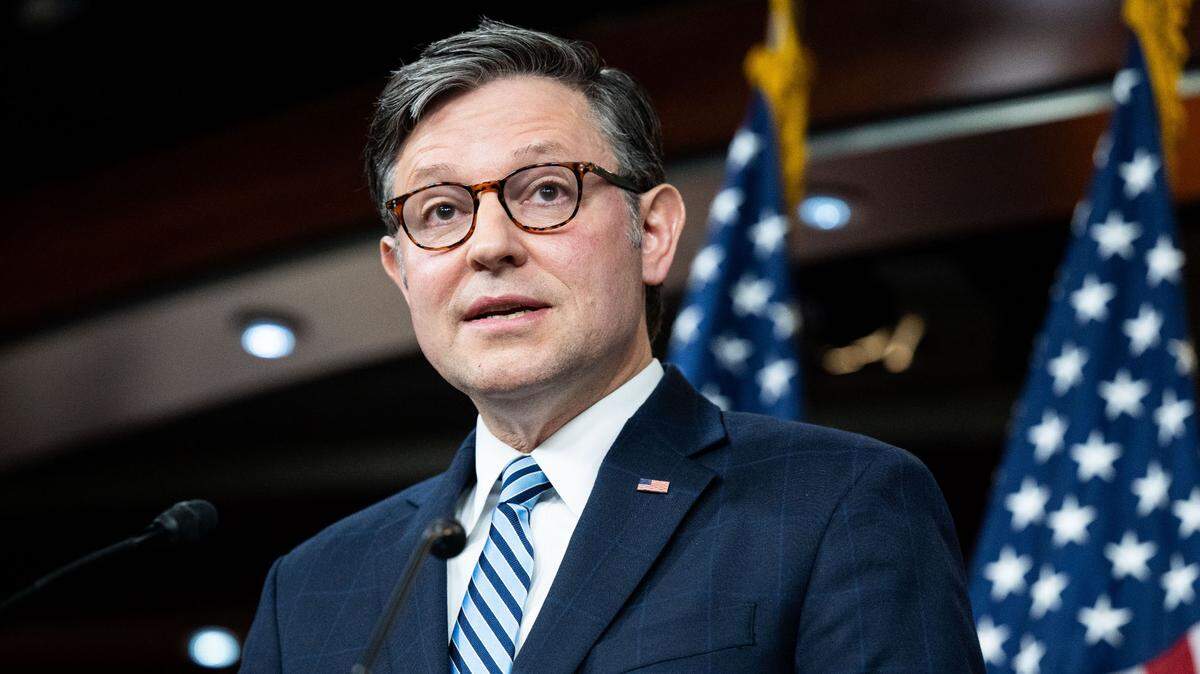 El presidente de la Cámara de Representantes, el republicano Mike Johnson (Louisiana), habla en una conferencia de prensa en el Capitolio, Washington, D.C., el miércoles 14 de mayo de 2025.
