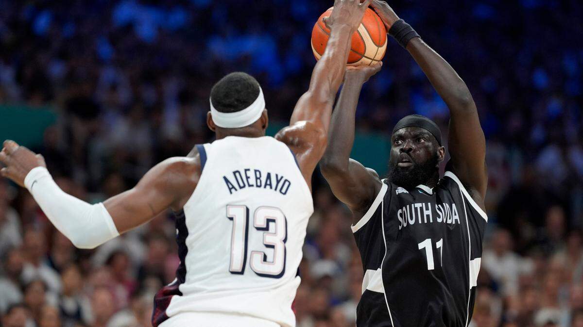 El jugador de Estados Unidos Bam Adebayo (izq.) defiende un tiro de Marial Shayok, de Sudán del Sur, en el partido celebrado el 31 de julio de 2024 en París.