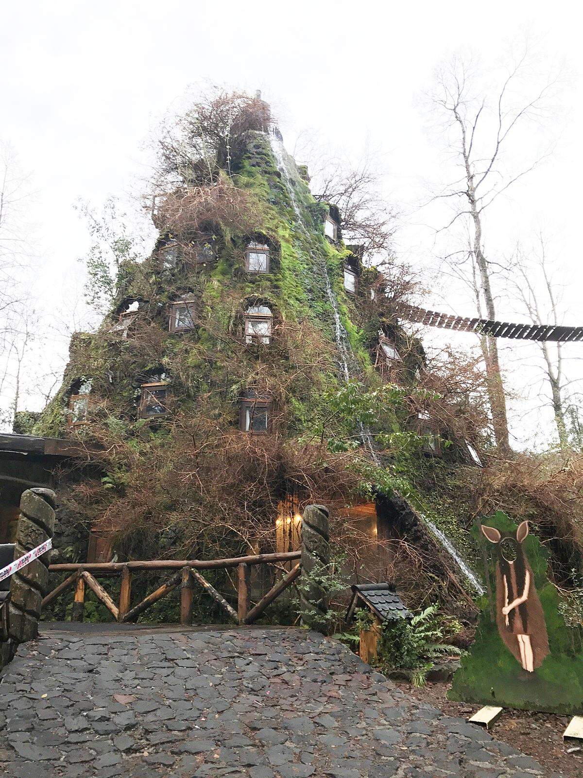 Impresionante el hotel Montaña Mágica ubicado en el parque Huilo Huilo en Neltume, Chile.