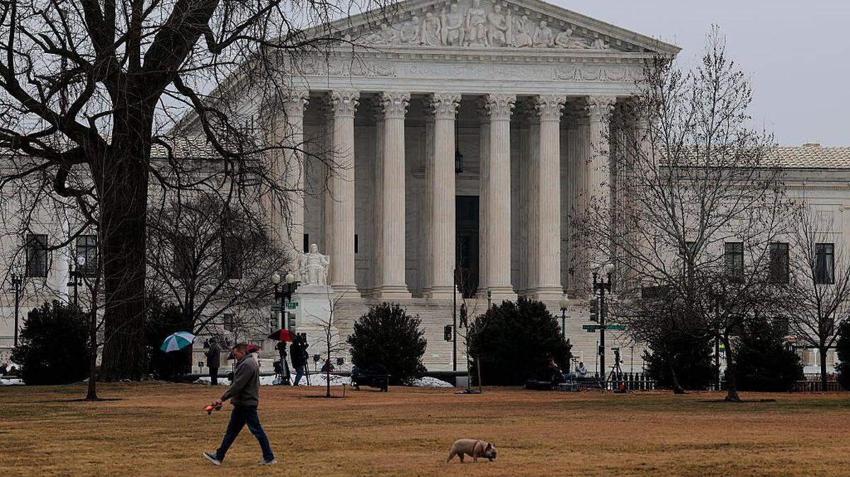 La Corte Suprema de los Estados Unidos, falló en contra de la legalidad de los aranceles del presidente Trump en una sentencia de 6 votos a favor y 3 en contra, redactada por el presidente del tribunal, el conservador John Roberts, el 20 de febrero de 2026.