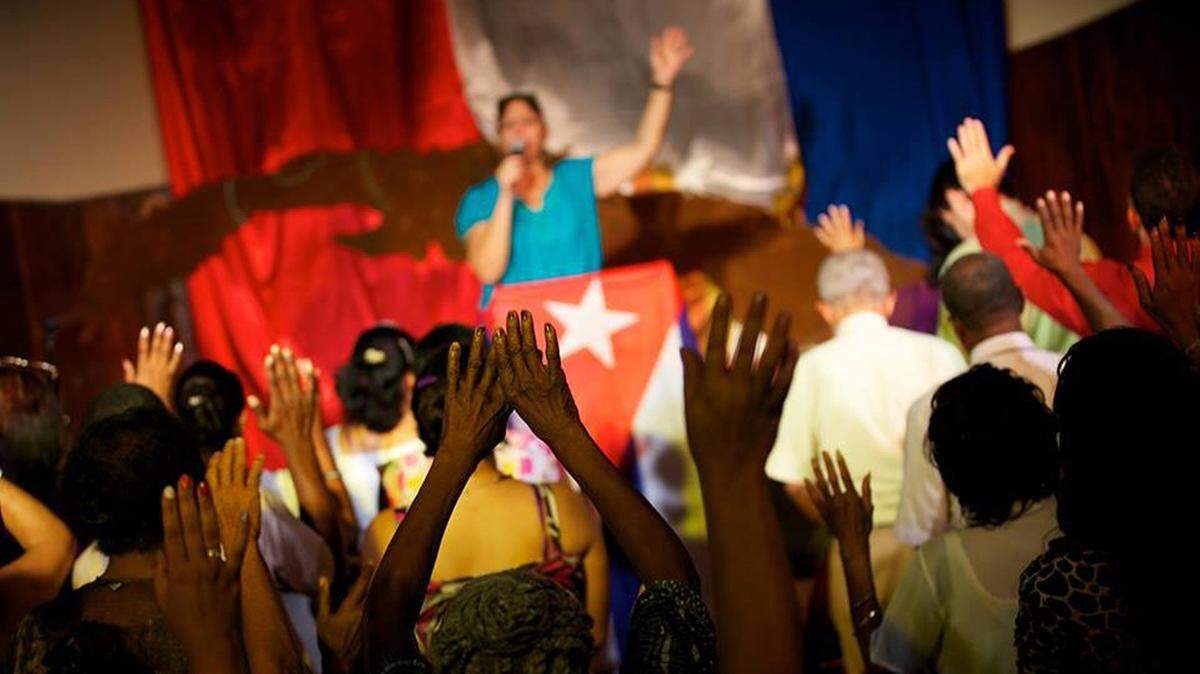 Un grupo cristiano durante un culto.