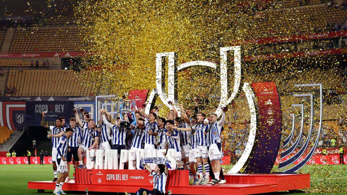 Mikel Oyarzabal de la Real Sociedad levanta el trofeo de la Copa del Rey tras el partido final de la Copa del Rey entre la Real Sociedad y el Atlético de Madrid en el Estadio de La Cartuja el 18 de abril de 2026 en Sevilla, España.
