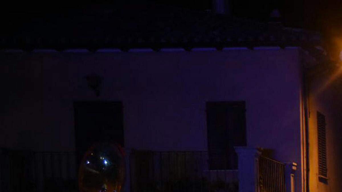  Autoridades camian junto a escombros el 26 de octubre de 2016 en la villa Sant'Antonio, cerca a Visso (Italia).