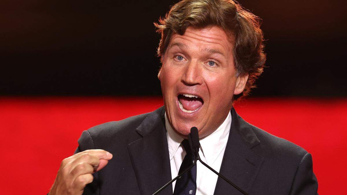 El comentarista político estadounidense Tucker Carlson habla durante el servicio memorial público por el activista de derecha Charlie Kirk, celebrado en el State Farm Stadium en Glendale, Arizona, el 21 de septiembre de 2025.