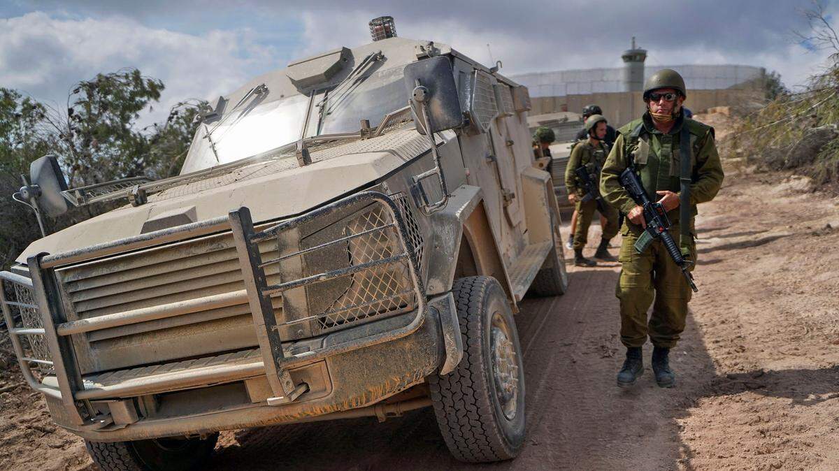 Un soldado de las Fuerzas de Defensa de Israel vigila un área controlada en el sur de Líbano en donde operaba Hezbolá, el 13 de octubre de 2024 en Labouneh, Líbano.