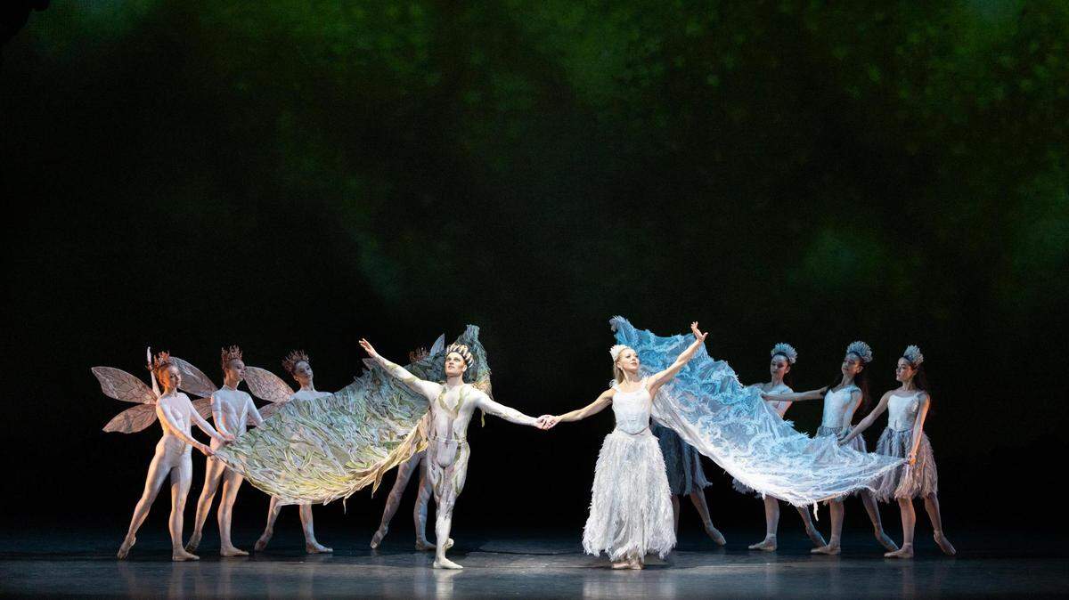 Los bailarines de Miami City Ballet en “Un sueño de una noche de verano” de George Balanchine, con Alexander Peters (Oberon) y Dawn Atkins (Titania) en el centro.