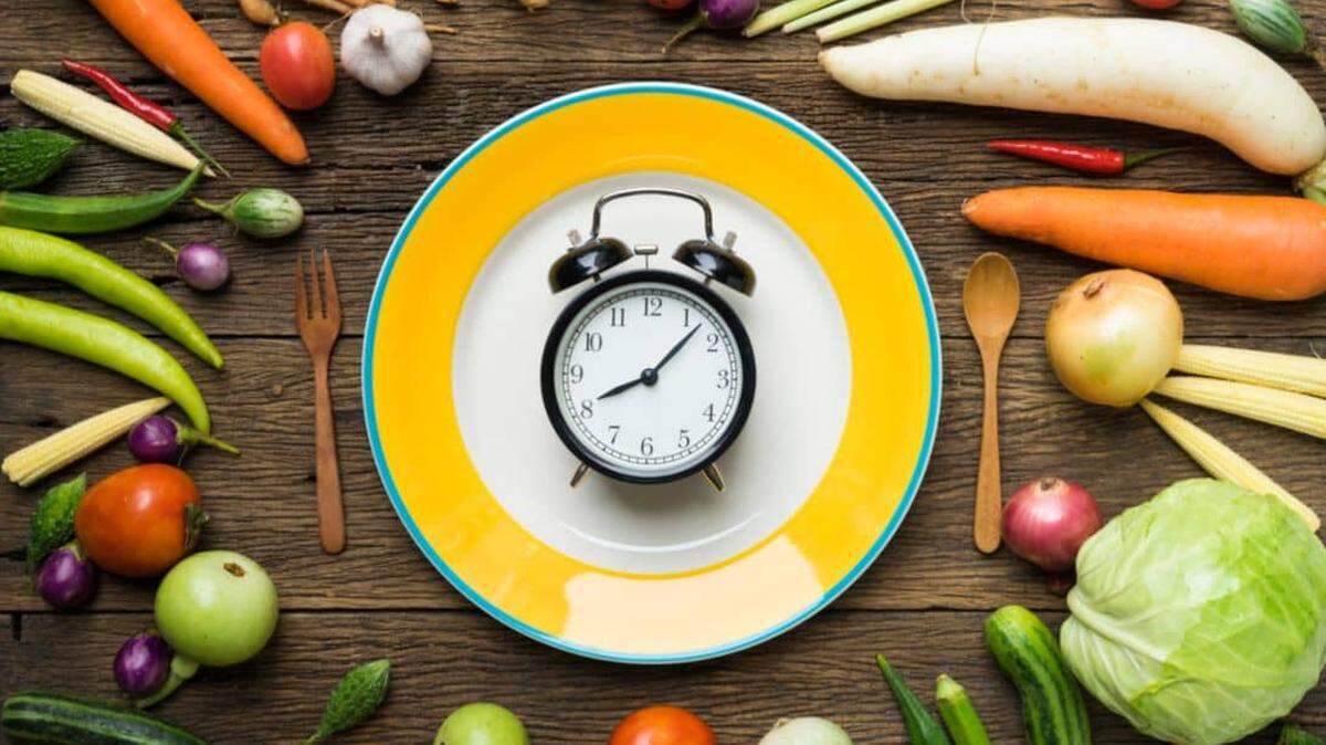 En términos generales, el ayuno consiste en abstenerse total o parcialmente de comer o beber durante un período de tiempo determinado, aunque se pueden incluir bebidas no calóricas durante el tiempo en el que se lleva a cabo.