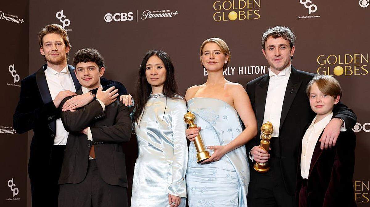 Los actores de “Hamnet’’ Joe Alwyn, Noah Jupe, Chloé Zhao, Jessie Buckley, Paul Mescal y Jacobi Jupe (de izq. a der.) posan luego de que la película ganara como mejor drama en la gala de los Globos de Oro, celebrada el 11 de enero de 2026 en Beverly Hills, California. 