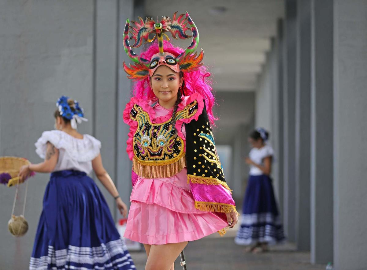 Miembro del Centro Cultural Boliviano Masis - Miami, Samantha Real, modela un atuendo tradicional boliviano durante “La Gritería”, evento cultural religioso de pura tradición nicaragüense, una importante actividad a nivel social y comunitario que se celebra cada año en Sweetwater el Sábado 4 de diciembre de 2021.