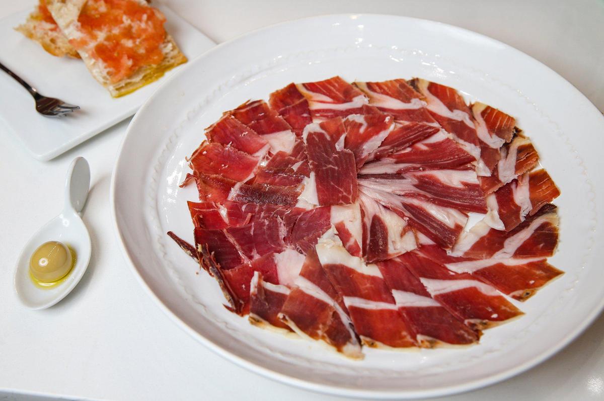 En La Jamoteca se sirve un plato de Jamón 100% Ibérico de bellota, cortado a mano.