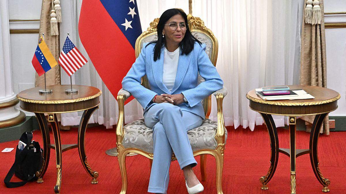 La presidenta interina de Venezuela, Delcy Rodríguez, se reúne con el secretario de Energía de Estados Unidos, Chris Wright (no está en la foto) en el Palacio Presidencial de Miraflores, en Caracas, el 11 de febrero de 2026.