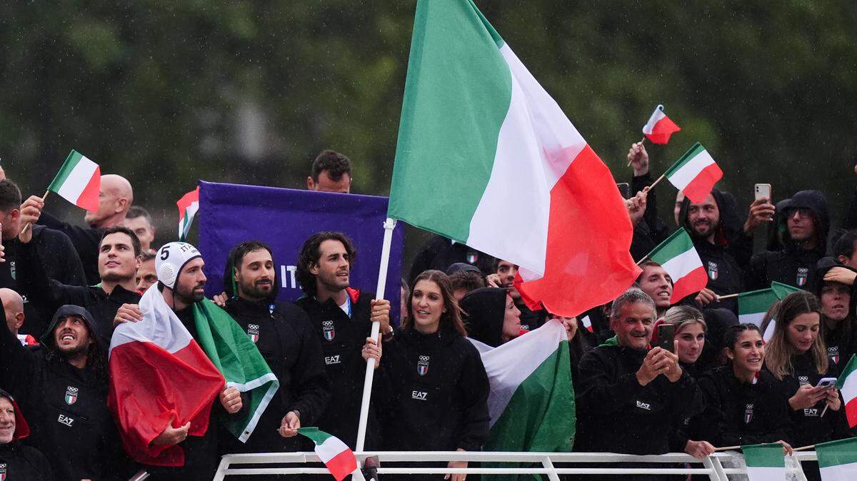 El campeón mundial de salto de altura, el italiano Gianmarco Tamberi (con la bandera), escribió una carta de amor a su mujer en redes sociales pidiendo perdón por perder el anillo de boda en la ceremonia de inauguración de los Juegos Olímpicos de París.