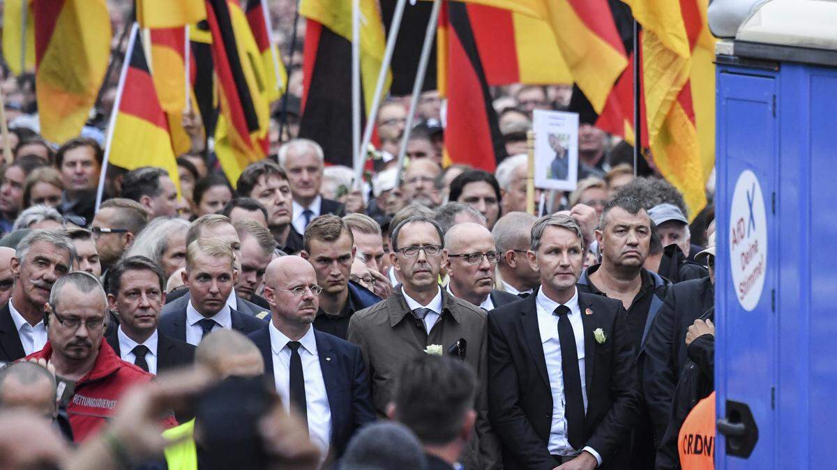 Bjoern Hoecke, líder de Alternative for Germany, AfD, durante una marcha organizada por grupos nacionalistas en protesta por el asesinato de un hombre alemán akegadamente por inmigrantes sirios e irakíes.