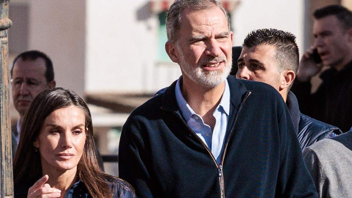 Los Reyes Felipe VI  y Letizia durante la visita a la localidad de Chiva, tres semanas después de la DANA.
