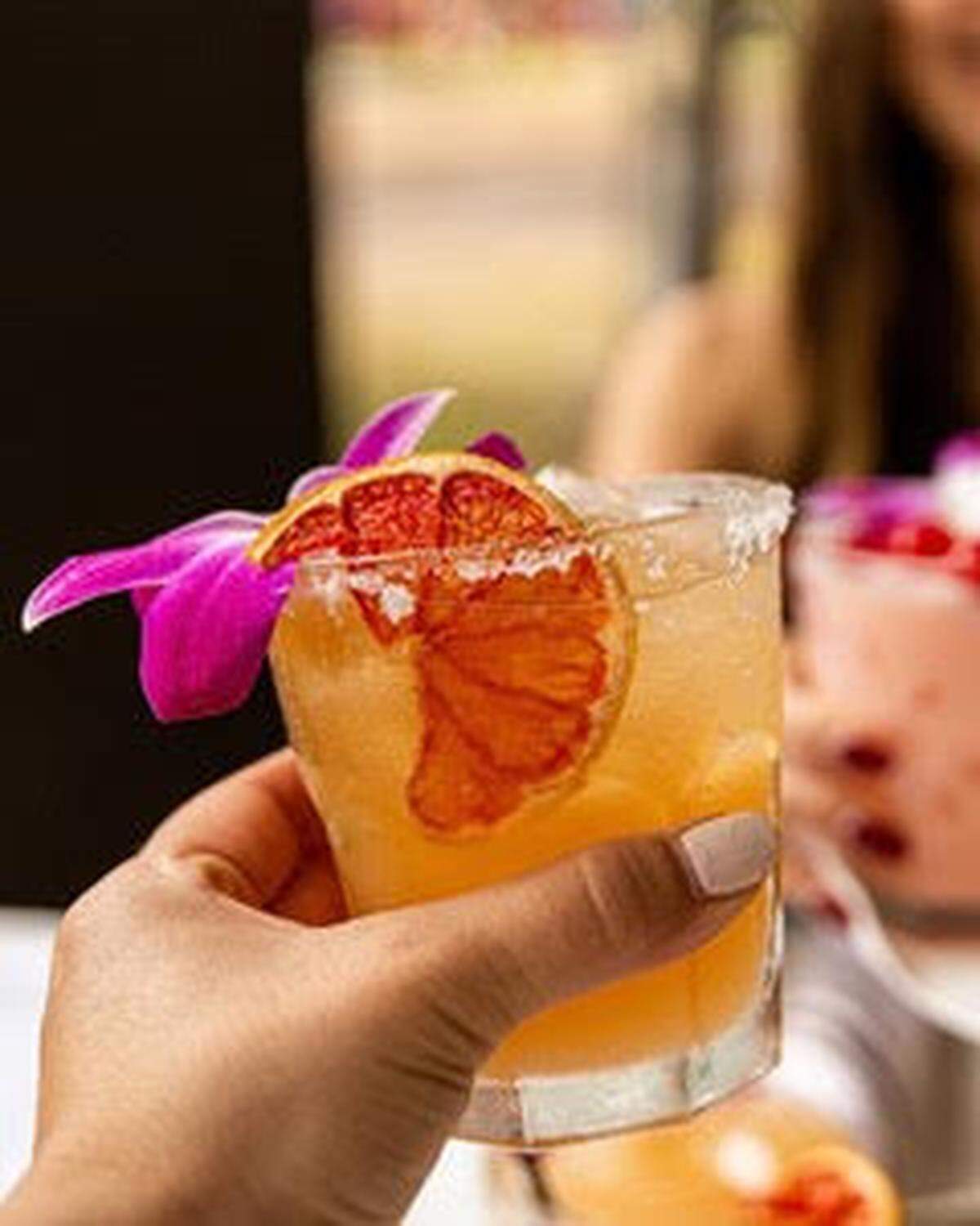 Glass & Vine echa mano a la nostalgia con “Throw It Back Thursdays”, una suerte de cena que ofrece champán gratis para las mujeres, de 5 p.m. a 7 p.m.