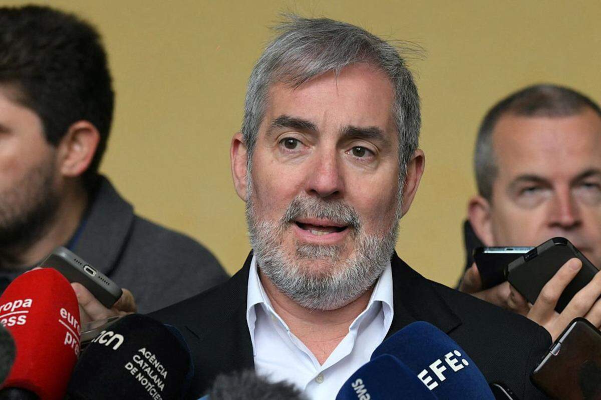 Fernando Clavijo Batlle, presidente de las Islas Canarias, se dirige a los periodistas antes de realizar una declaración ante la Comisión Europea, en medio del brote mortal de hantavirus a bordo del buque MV Hondius, en Bruselas, el 6 de mayo de 2026.