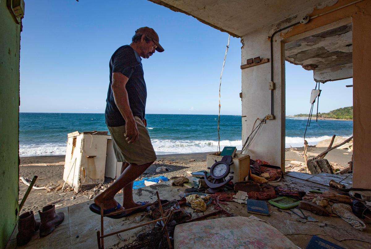 El mar arrasó con la casa de Rafael Rosario Quintero, de 70 años, quien vive en la costa de La Boca, en Barceloneta, Puerto Rico. En esta imagen, Quintero observa los escombos que quedan en lo que era su habitación.
