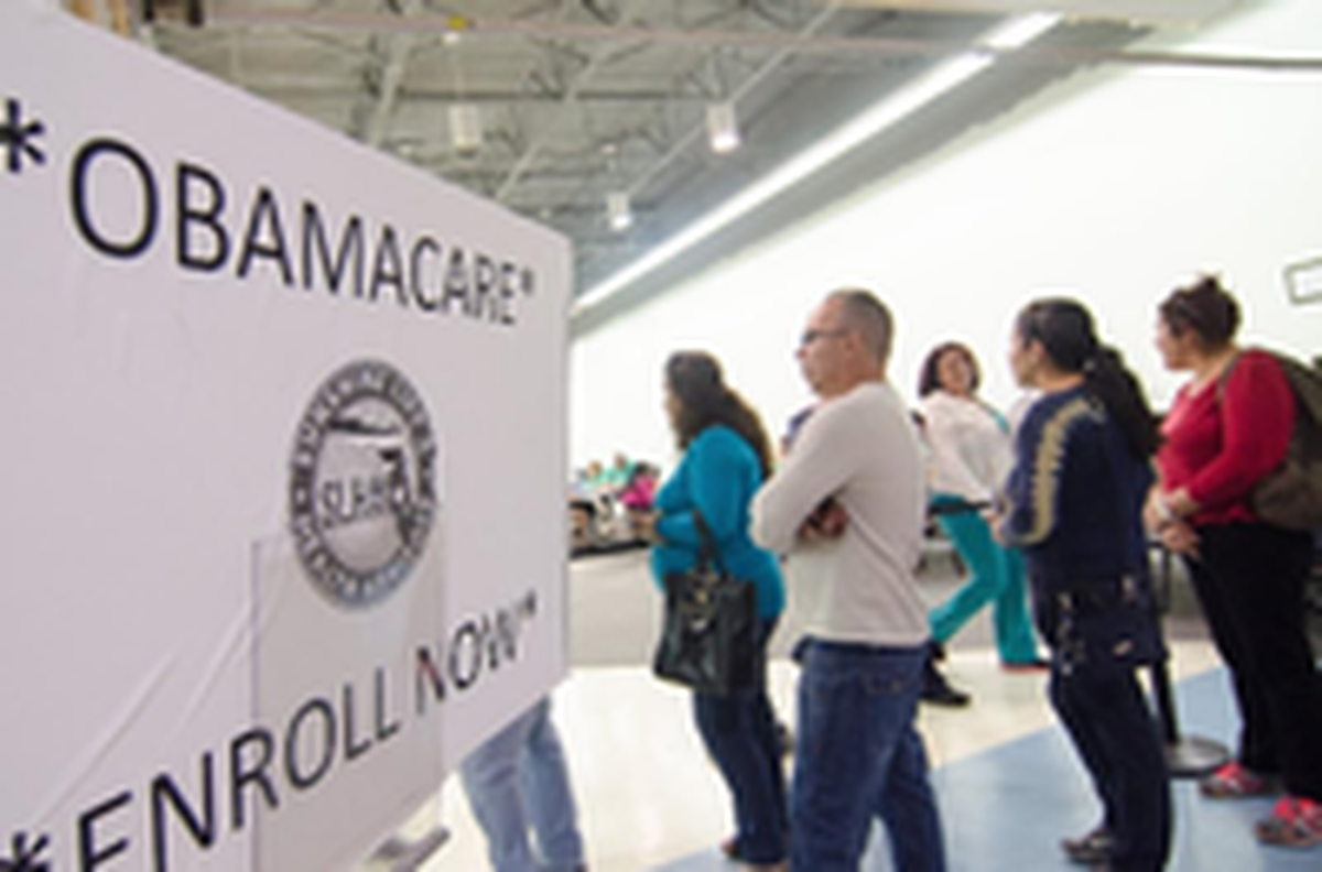 En esta foto de archivo, varias personas hacen fila para inscribirse en un seguro de salud privado a través de la Ley de Atención Médica Asequible (ACA) en Miami. La inscripción abierta para la cobertura de la ACA comenzó el 1 de noviembre. La fecha límite para inscribirse es el 15 de enero de 2022