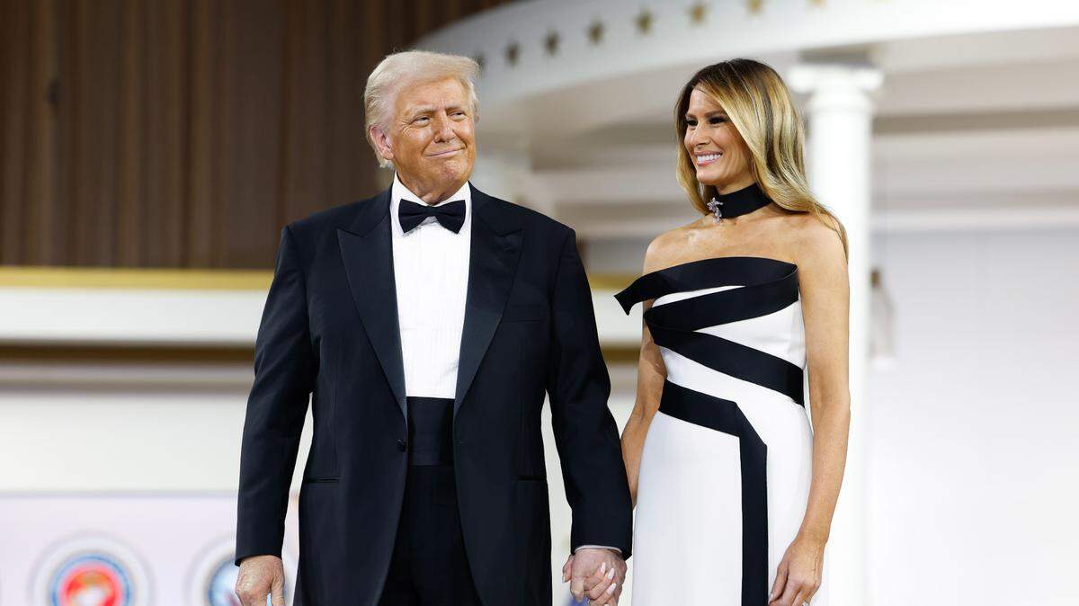 El presidente Donald Trump baila con su esposa Melania en el Baile del Comandante en Jefe el 20 de enero de 2025 en Washington, DC. 
