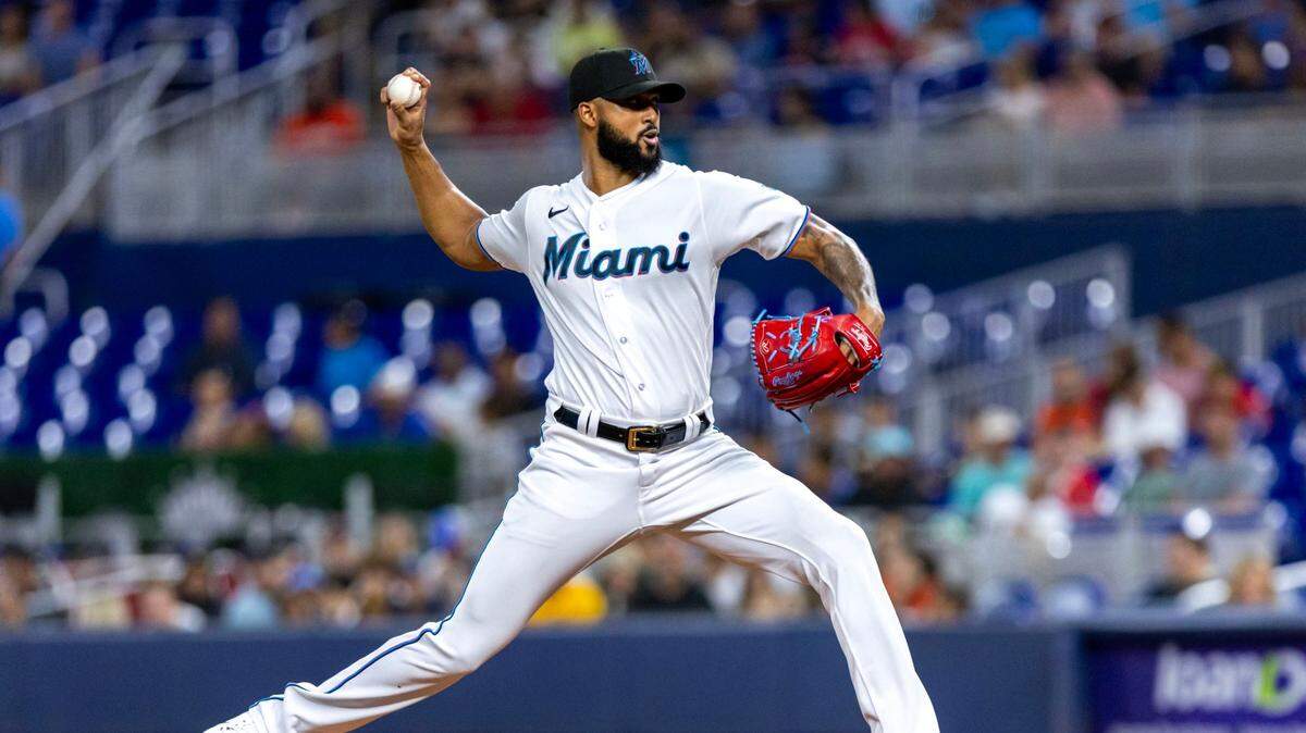 El abridor de los Marlins Sandy Alcántara lanza en el primer inning del partido ante los Padres de San Diego, celebrado el 30 de mayo de 2023 en Miami.
