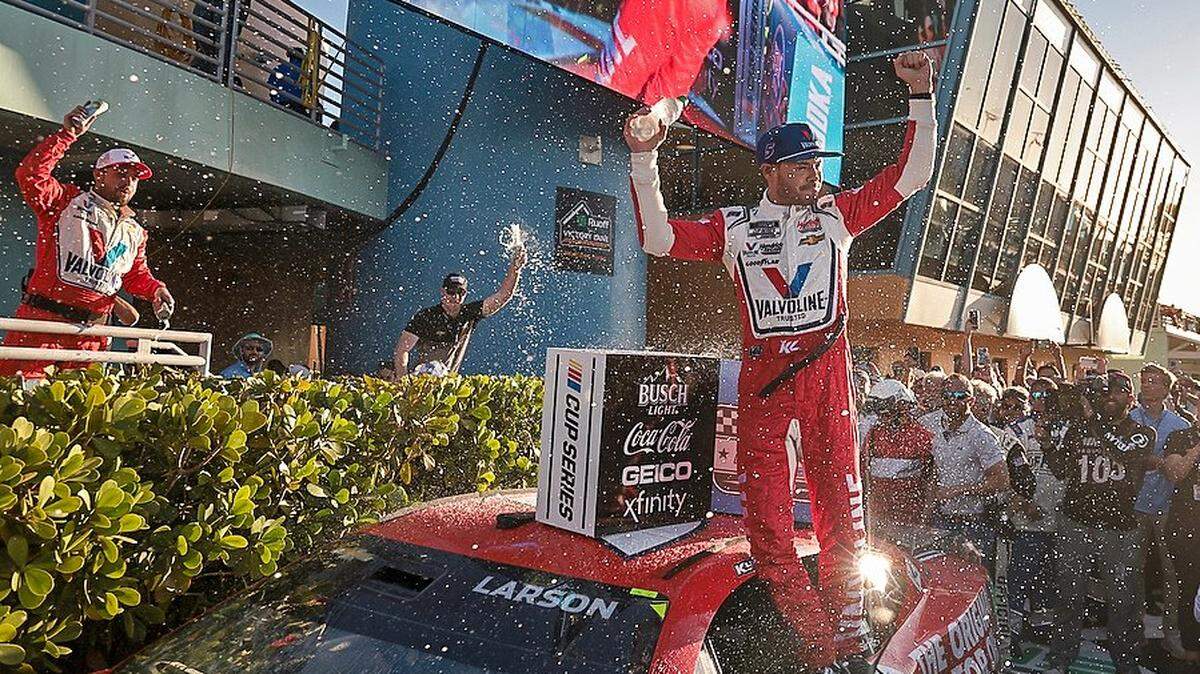 Kyle Larson se apoderó de la Cup Series, la carrera más importante de la Semana de la velocidad en el autódromo de Homestead-Miami, la Dixie Vodka sobre 400 millas y con $7,342,738 en premios, y puso más emoción a las semifinales de los playoffs de NASCAR.