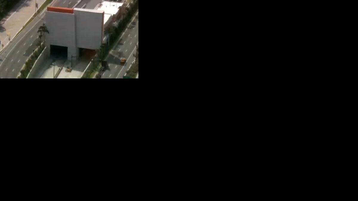 El sospechoso se llevó un vehículo de la policía de Miami-Dade para dar un paseo que terminó de forma abrupta cuando se estrelló estrepitosamente contra el túnel del Puerto de Miami. Cortesía CBS4
