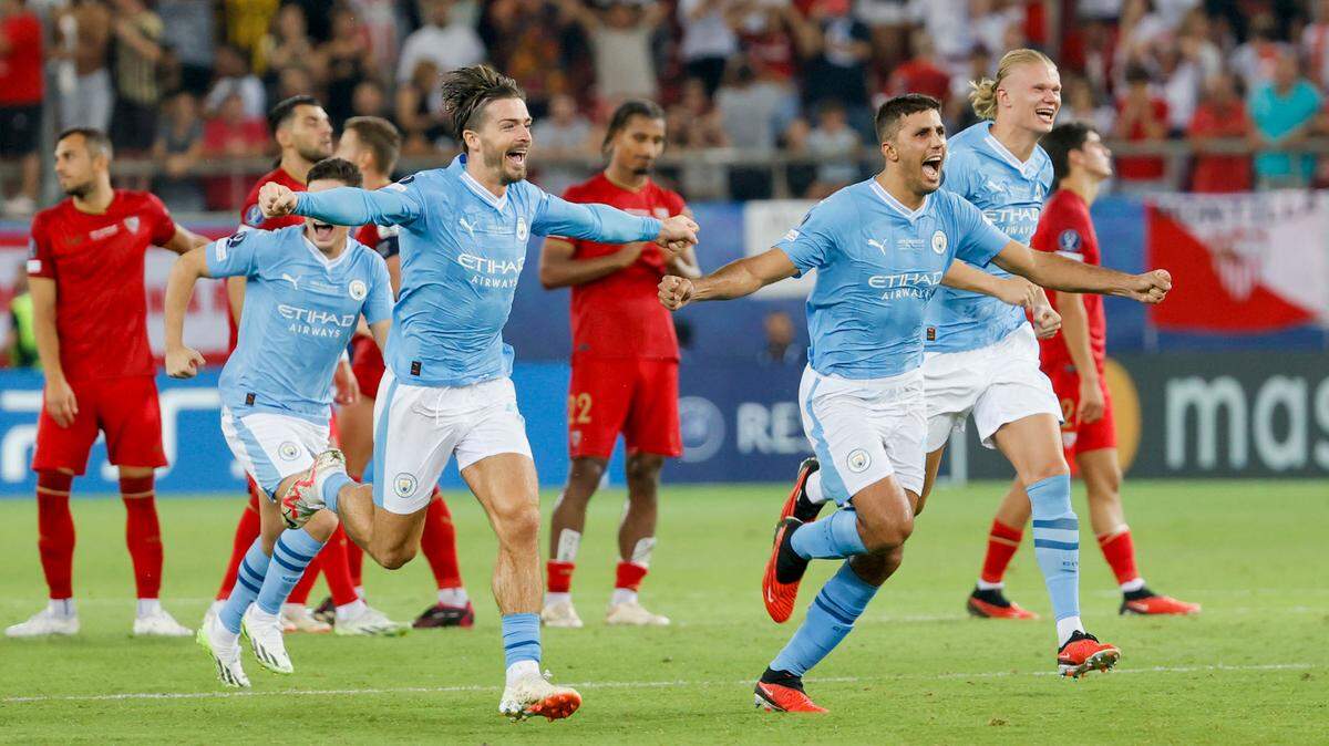 Los jugadores del Manchester City celebran tras vencer a Sevilla en la tanda de penales en la final de la Supercopa de Europa, celebrada el 16 de agosto de 2023 en Atenas, Grecia.