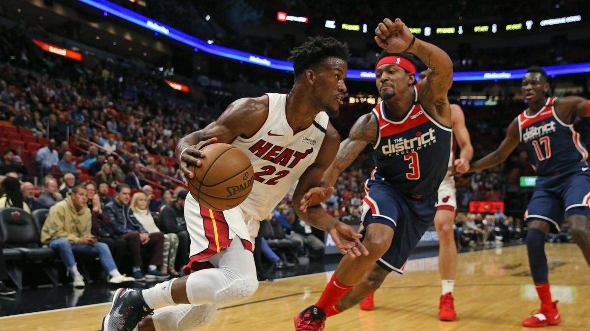El jugador del Heat Jimmy Butler (22) entra al aro ante la marca de Bradley Beal, de los Wizards de Washington , en el primer cuarto del partido celebrado el 22 de enero de 2020 en Miami.
