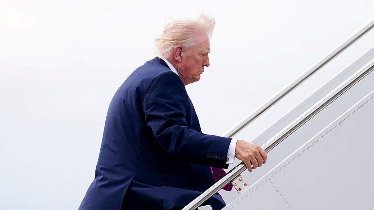 El presidente de Estados Unidos, Donald Trump, aborda el Air Force One en el Aeropuerto Internacional de Palm Beach el domingo, 29 de marzo de 2026, en West Palm Beach, Florida.