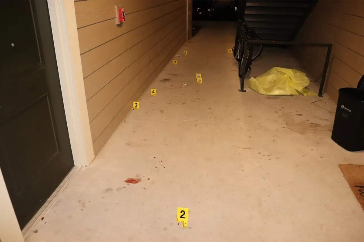 La policía encontró a Bates tendida en el suelo, en el pasillo de un edificio de apartamentos, la noche en que recibió siete disparos luego de realizar una entrega de comida en diciembre de 2019. Las fotografías de la escena del crimen documentaron la presencia de sangre y casquillos de bala resultantes de la agresión.