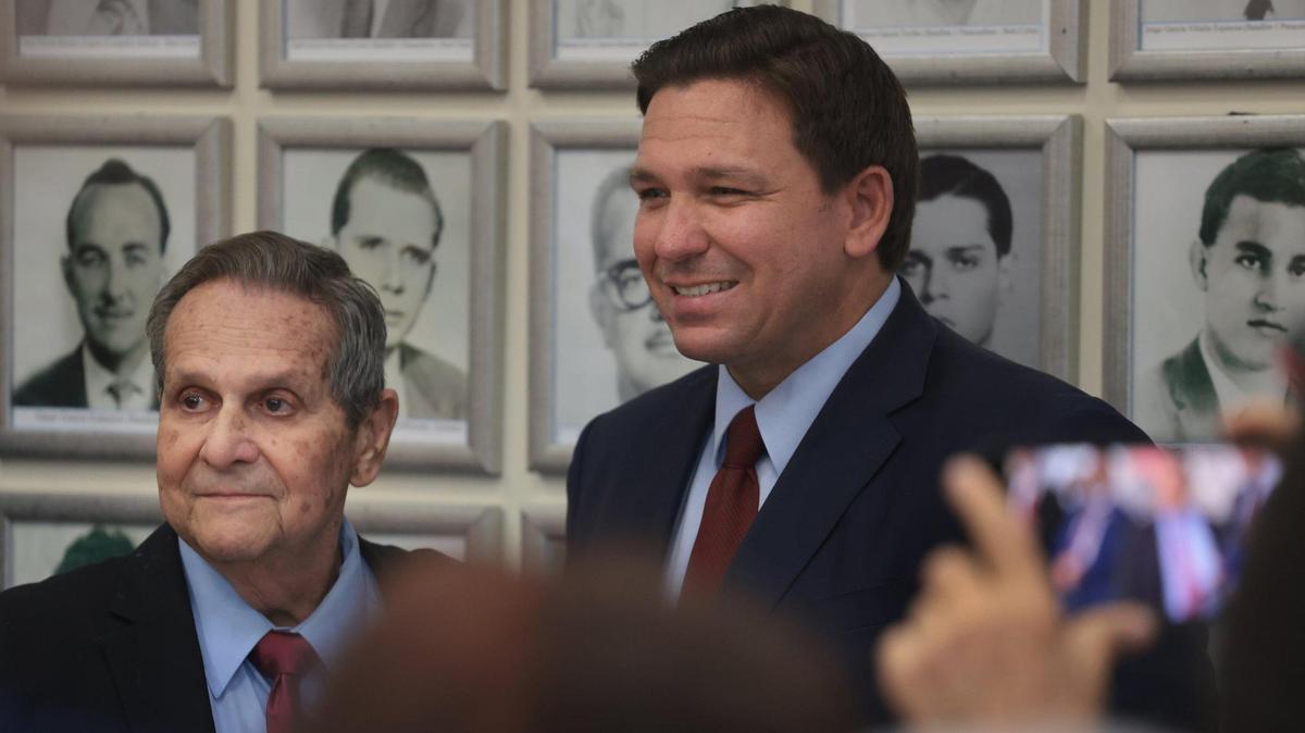 El gobernador de la Florida, Ron de Santis, y el veterano de guerra Félix Rodríguez durante la ceremonia en el Hialeah Gardens Museum Honoring Assault Brigade 2506.