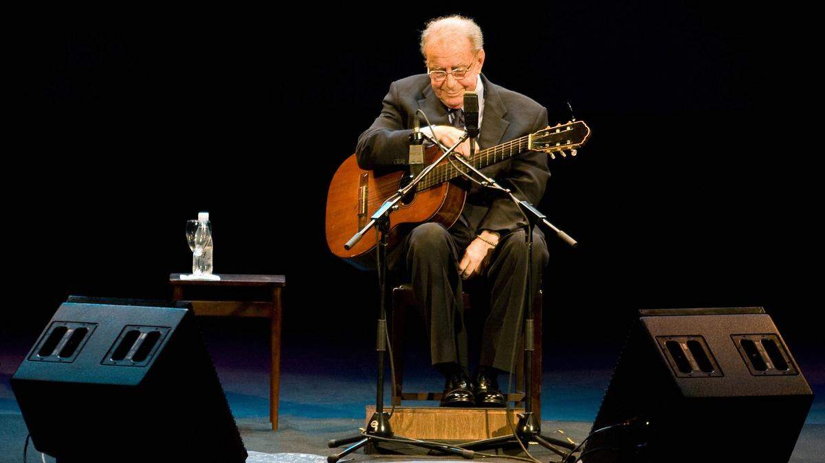 El músico brasileño Joao Gilberto, en concierto en el Teatro Municipal de Rio de Janeiro en el 2008.