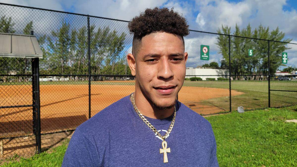 Eddy Díaz no ha olvidado los días cuando entrenaba en el mismo terreno cerca del Cibao con Julio Rodríguez, muy cercano a convertirse en el primer cubano en ser parte de la organización de los Rockies en el 2017 con un bono de $750,000.