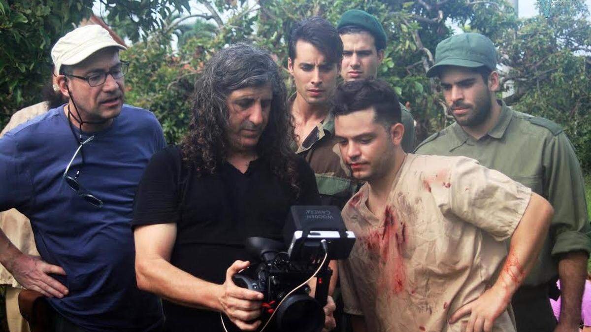 El director Lilo Vilaplana (centro) junto a Carlos Montaner Jr. (izq) y un grupo de actores durante una grabación de “Leyendas del exilio”.