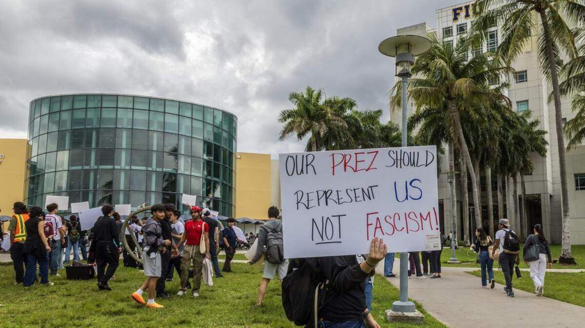 Un grupo de estudiantes pertenecientes a diversas organizaciones del recinto y a varias organizaciones comunitarias protestó frente al Graham Center de la Universidad Internacional de la Florida contra la presidenta de la escuela, Jeanette M. Nuñez, y contra la colaboración de la policía del campus con el ICE. Pedro Portal pportal@miamiherald.com