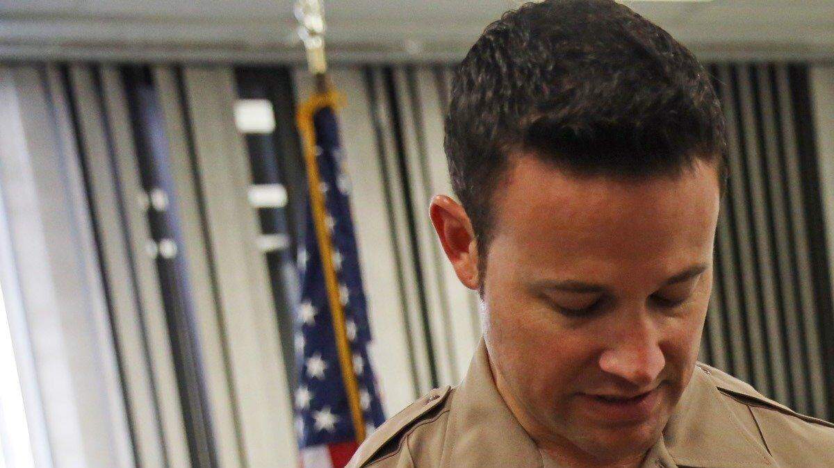 El sargento Javier Baez le muestra a la detective Marjorie Eloi una de las nuevas cámaras de video corporales que llevarán los agentes de la Policía de Miami-Dade, el jueves. 
