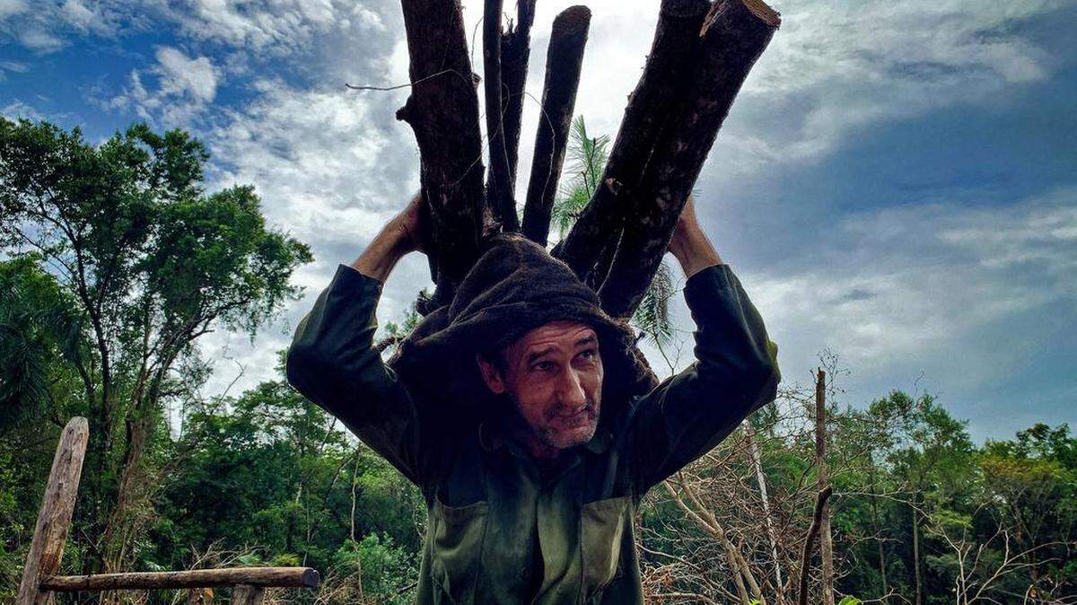 Reinol Milian transporta madera en San Agustín, Parque Nacional Ciénaga de Zapata, provincia de Matanzas, Cuba, el 15 de junio de 2021. 