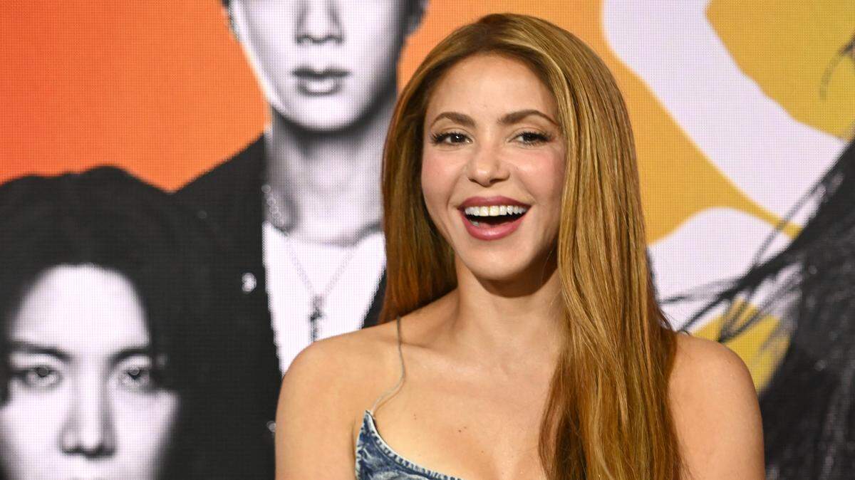 Shakira habla en el escenario durante el anuncio del espectáculo de medio tiempo de la final de la Copa Mundial de la FIFA en el evento Global Citizen NOW 2026, realizado en Spring Studios el 14 de mayo de 2026 en la ciudad de Nueva York.