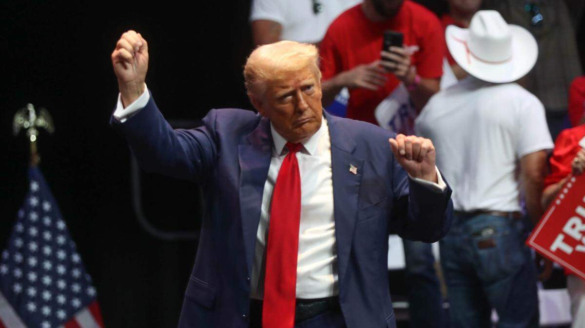 El expresidente Donald Trump baila en el escenario del Teatro Johnny Mercer durante su primer evento de campaña en Savannah, Georgia, el martes 24 de septiembre de 2024.