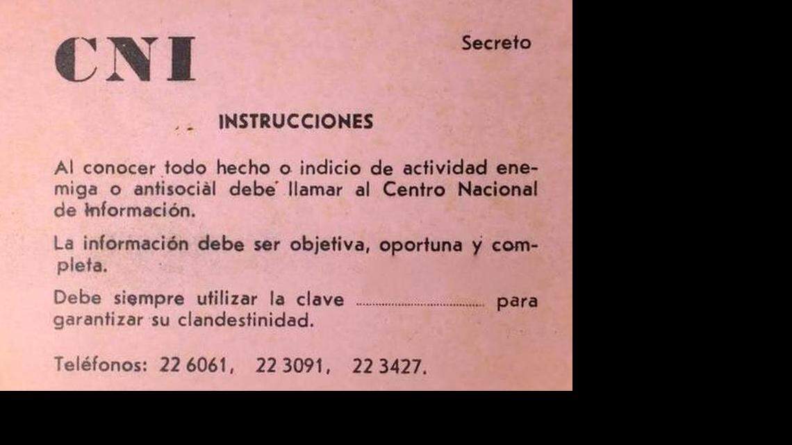 Imagen del carné expedido por el “Centro Nacional de Información” y que contiene en su esquina superior derecha la palabra “secreto”, instruyen a los informantes de los Comités de Defensa de la Revolución a que se comunicaran con el centro al “conocer todo hecho o indicio de actividad enemiga” y que usaran una clave para mantener “la clandestinidad”. María Antonia Cabrera Arus/ Blog Cuba Material/ Foto de cortesía.