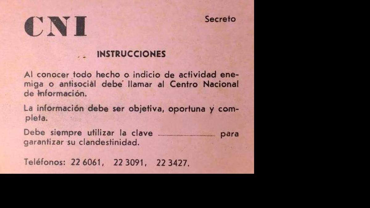 Imagen del carné expedido por el “Centro Nacional de Información” y que contiene en su esquina superior derecha la palabra “secreto”, instruyen a los informantes de los Comités de Defensa de la Revolución a que se comunicaran con el centro al “conocer todo hecho o indicio de actividad enemiga” y que usaran una clave para mantener “la clandestinidad”. María Antonia Cabrera Arus/ Blog Cuba Material/ Foto de cortesía.