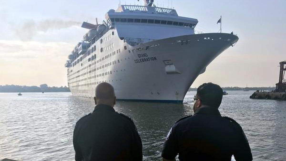 En la imagen, agentes de CBP reciben un crucero con más de 1,000 evacuados provenientes de Bahamas. 