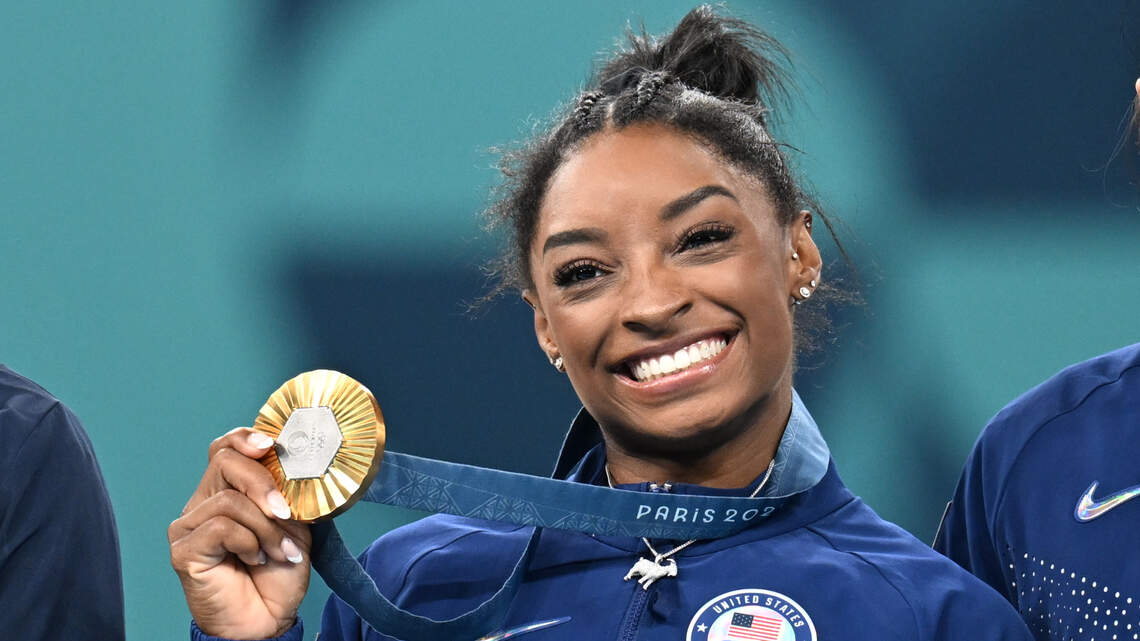Simone Biles gana oro en concurso individual y recupera el trono de la gimnasia que había perdido en Tokio