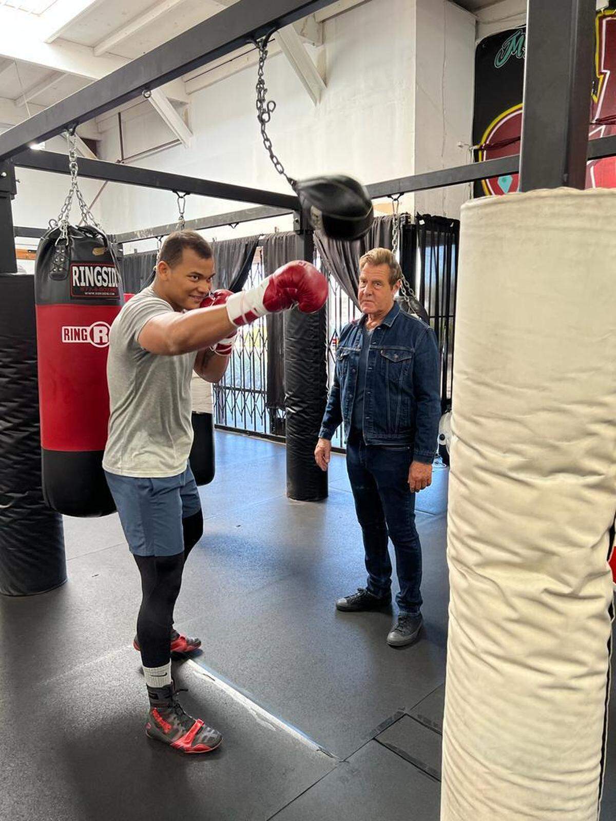 Geovany Bruzón ya entrena bajo la mirada del entrenador Joe Goosen.