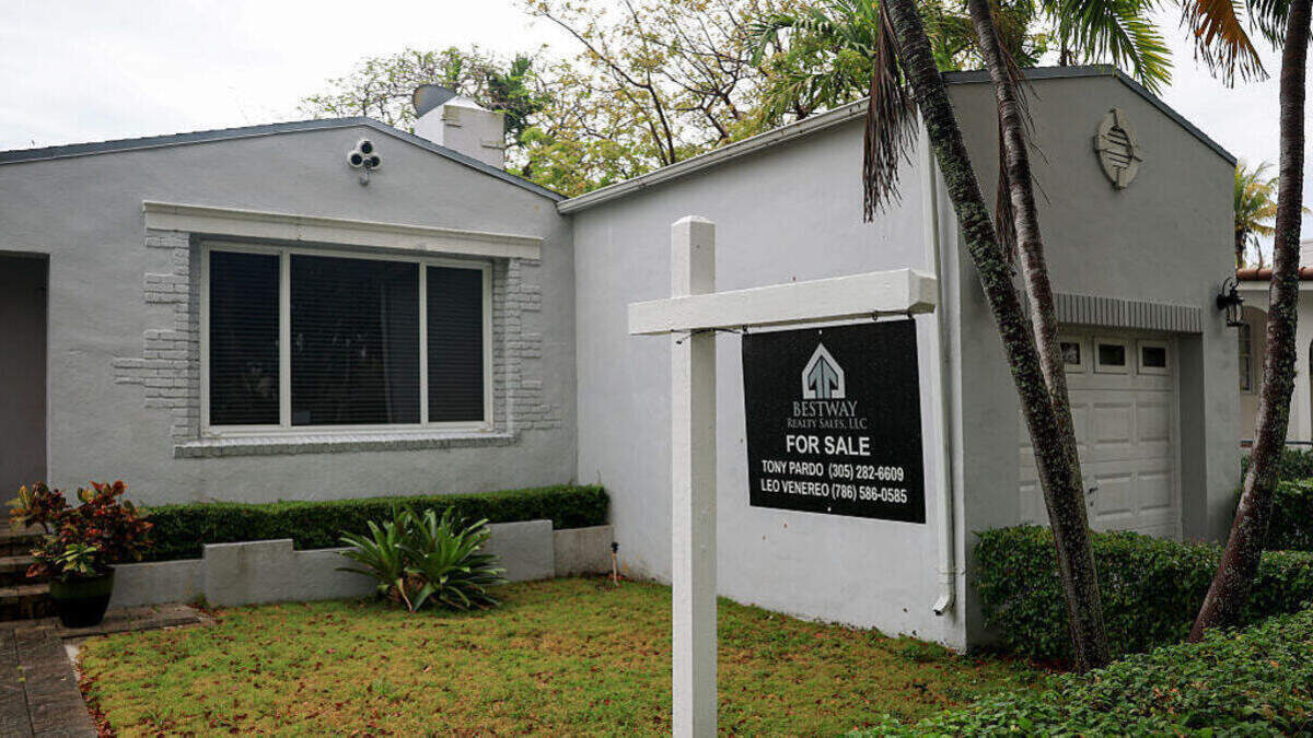 Un cartel de “Se vende” se encuentra frente a una vivienda el 12 de mayo de 2025 en Miami.
Joe Raedle / Getty Images