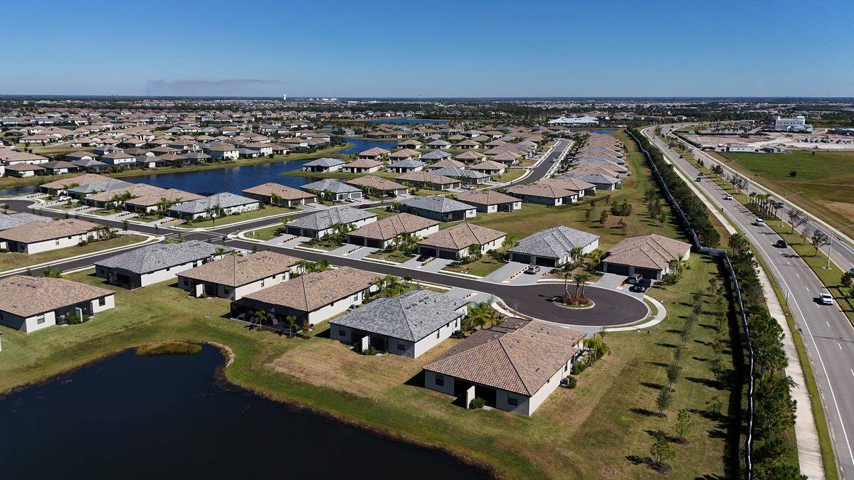 Casas orientadas al norte hacia Lorraine Lakes en Lakewood Ranch.